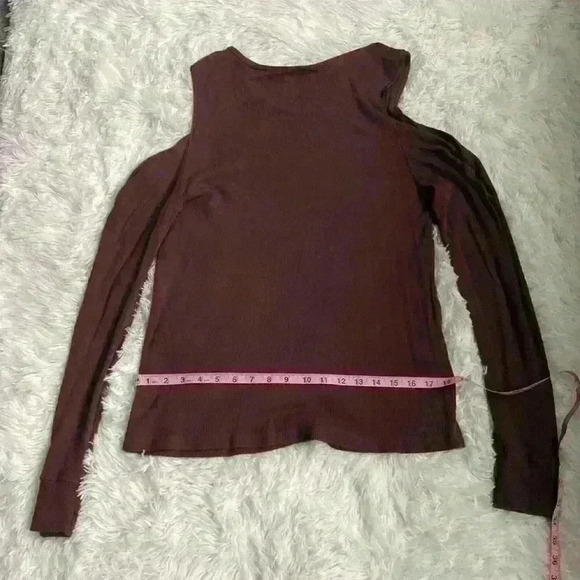 LNA Cold shoulder long sleeve top. Brown. Size Large. Ruched sleeve. - Picture 6 of 6